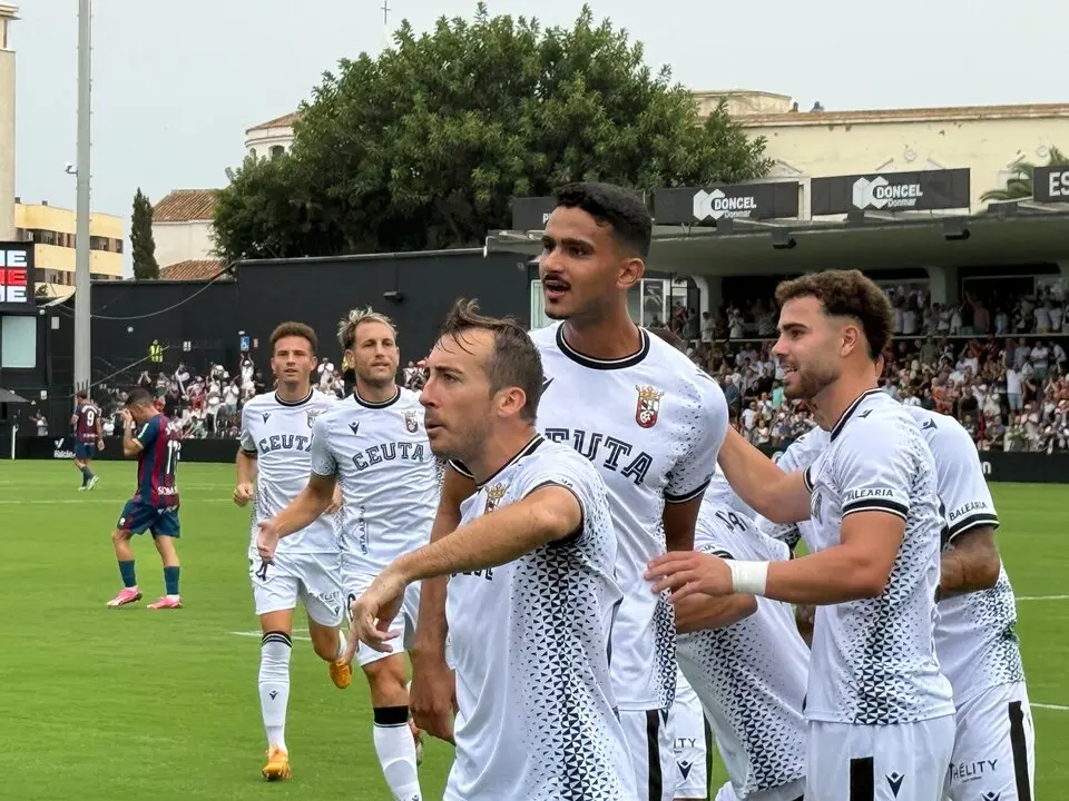 celebrando el gol. Ceuta Huesca / M. Zapico