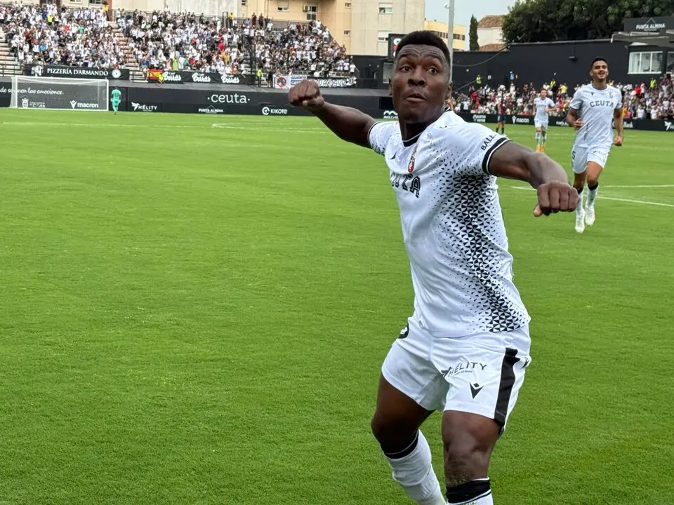 Kon&eacute; celebrando su primer tanto en la Liga Hypermotion. Ceuta Huesca / M. Zapico