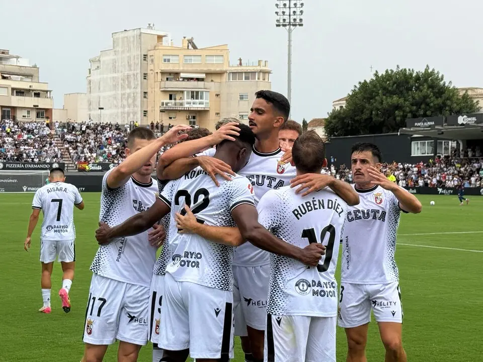 celebrando el gol. Ceuta Huesca / M. Zapico