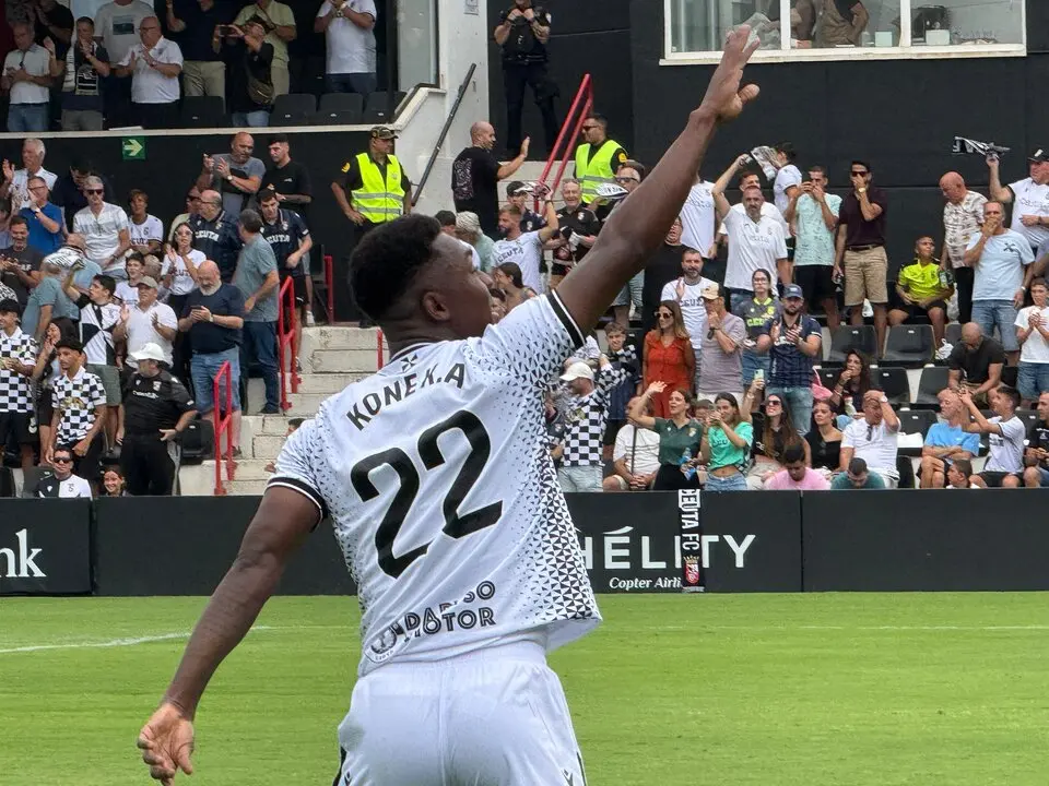Kon&eacute; celebrando su primer tanto en la Liga Hypermotion. Ceuta Huesca / M. Zapico