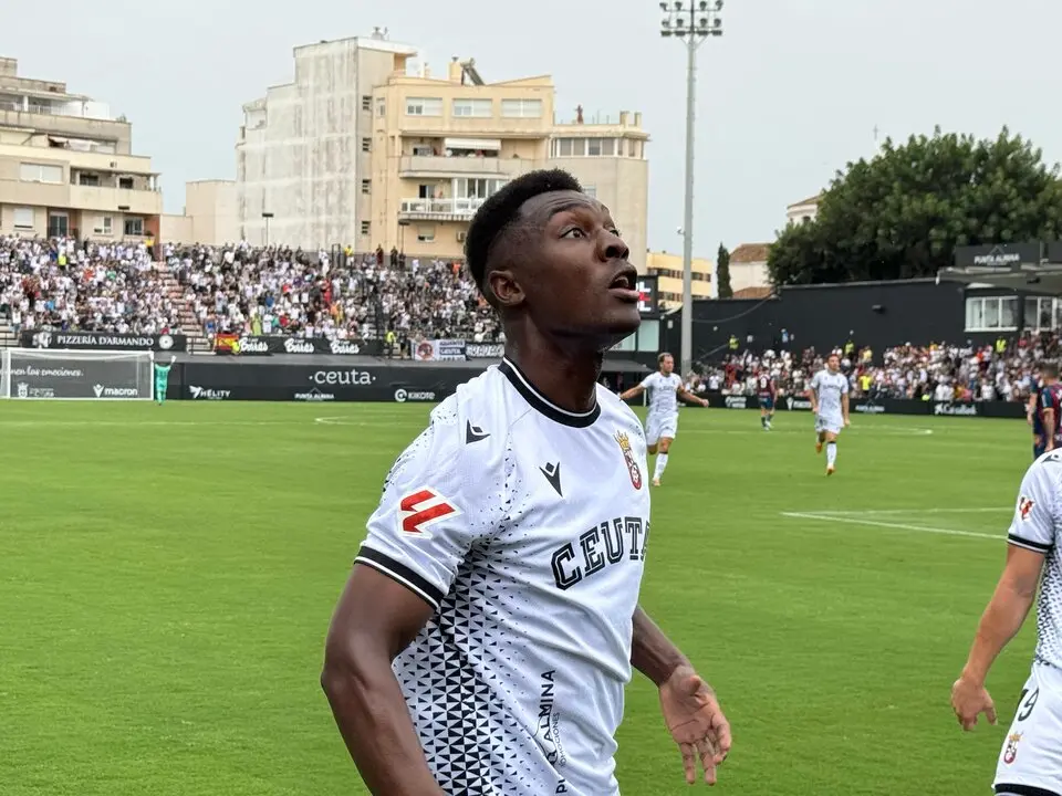 Kon&eacute; celebrando su primer tanto en la Liga Hypermotion. Ceuta Huesca / M. Zapico