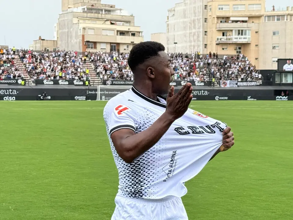 Kon&eacute; celebrando su primer tanto en la Liga Hypermotion. Ceuta Huesca / M. Zapico