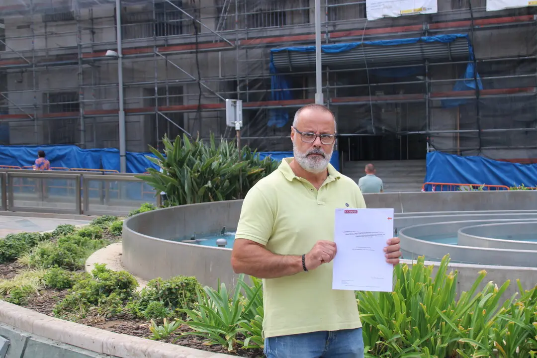 Secretario general de CCOO de Ceuta, &Aacute;ngel Lara, posando con el informe frente a la Delegaci&oacute;n del Gobierno / CCOO