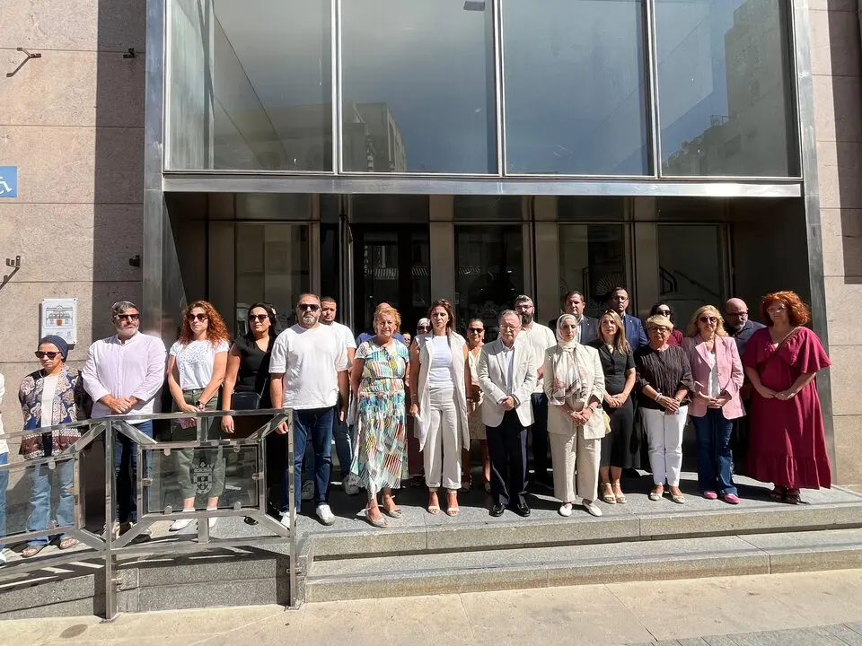 Las autoridades locales se re&uacute;nen en la puerta del Ayuntamiento por el D&iacute;a Mundial de la Prevenci&oacute;n del Suicidio./ J.A. Gonz&aacute;lez