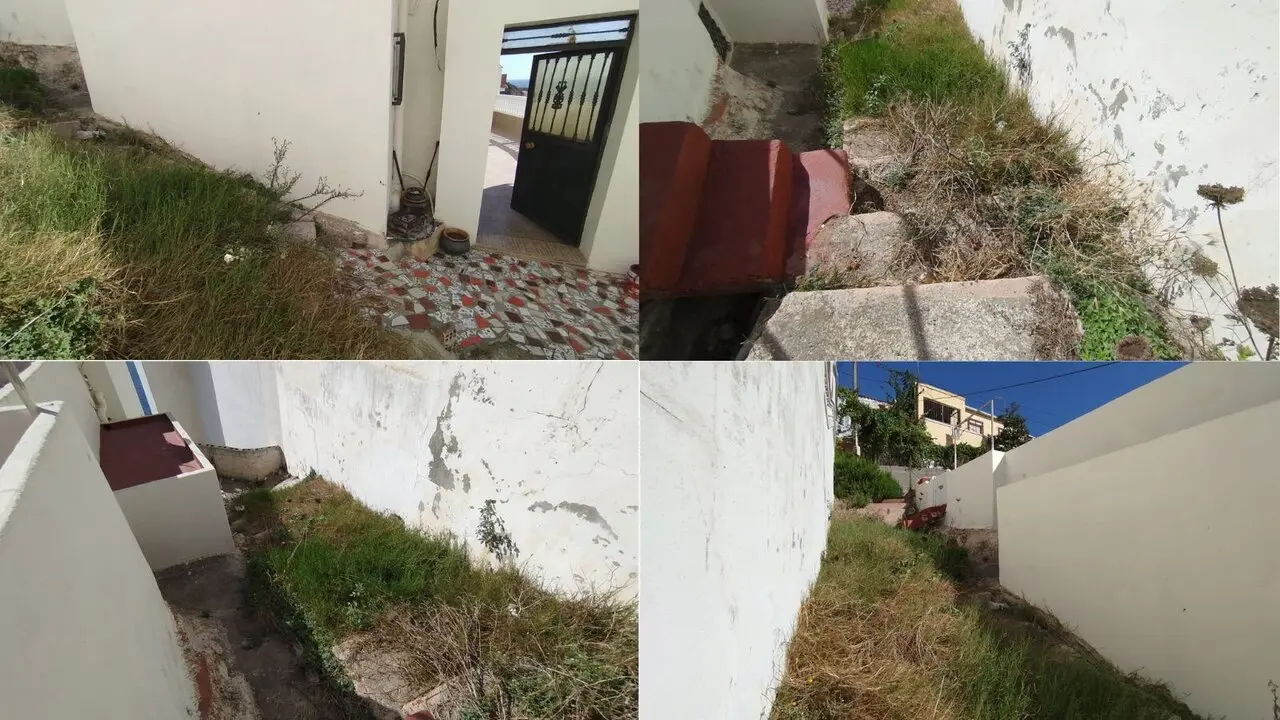 Acceso a la puerta principal de la casa de Rahma