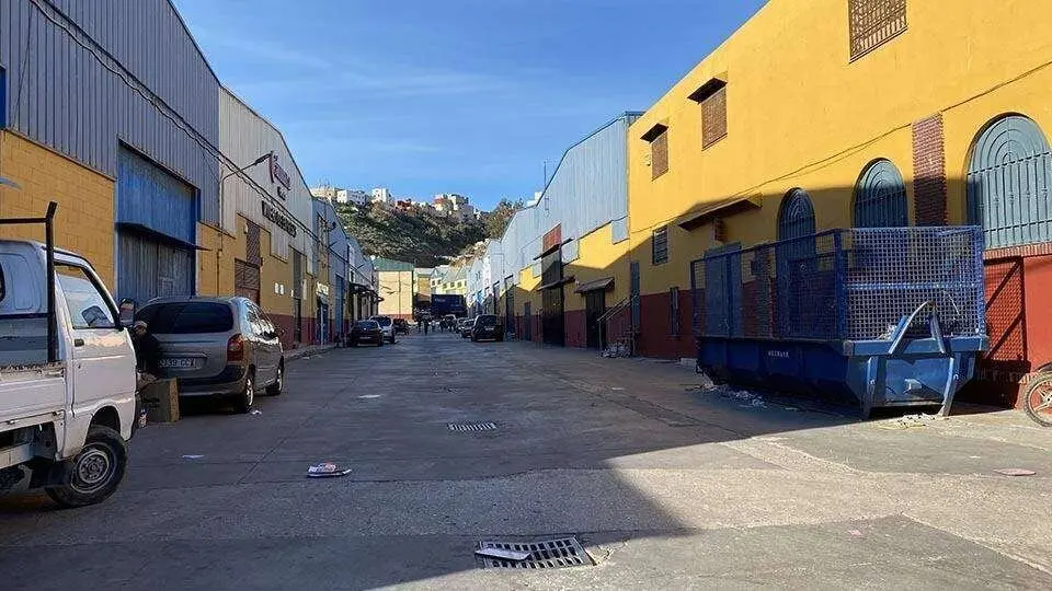  Naves del pol&iacute;gono comercial de El Tarajal./archivo 