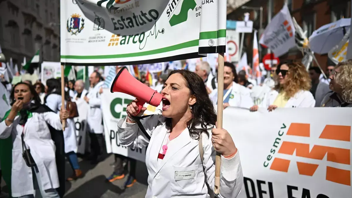 Manifestaci&oacute;n de los m&eacute;dicos para reclamar mejoras laborales EFE/ Fernando Villar
