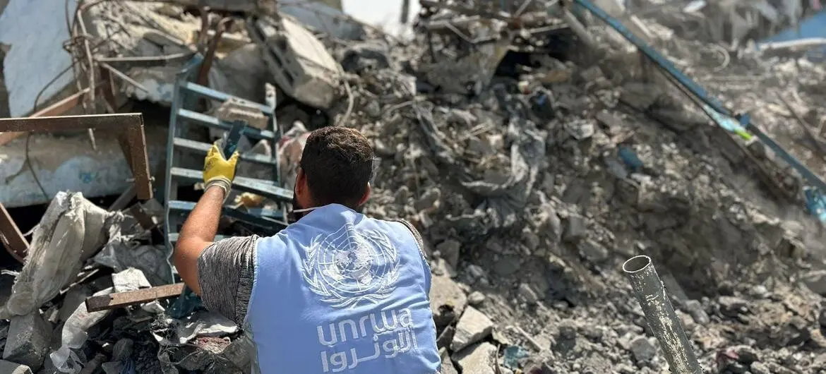 Un trabajador de la UNRWA busca entre los escombros en Gaza / UNRWA