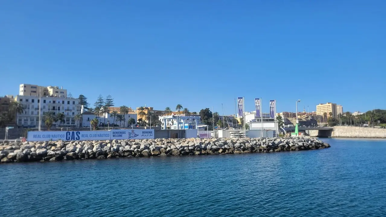 Puerto deportivo cielo despejado