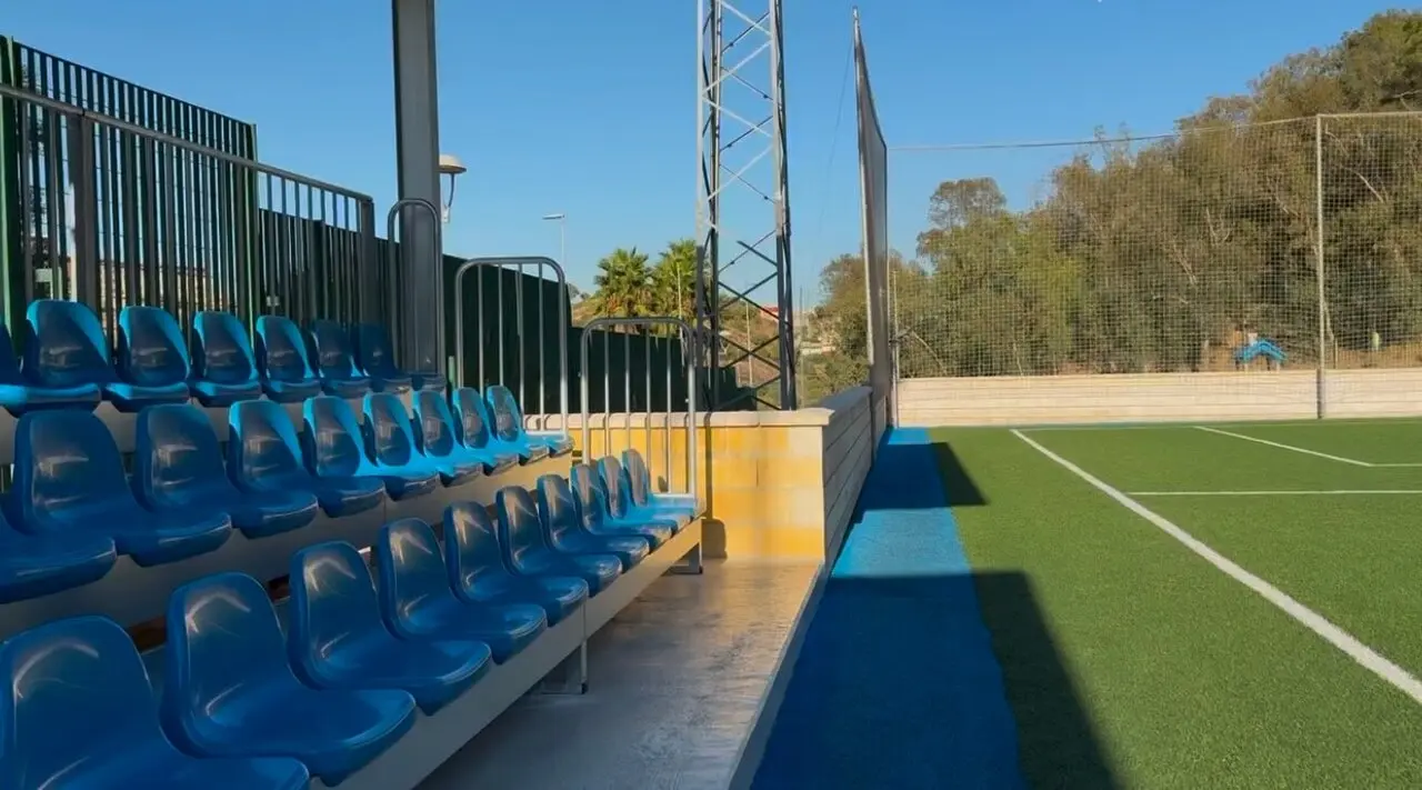 gradas en los campos de f&uacute;tbol 7 &lsquo;Tuhami Al Lal&rsquo; y &lsquo;Aiman Aomar&rsquo;