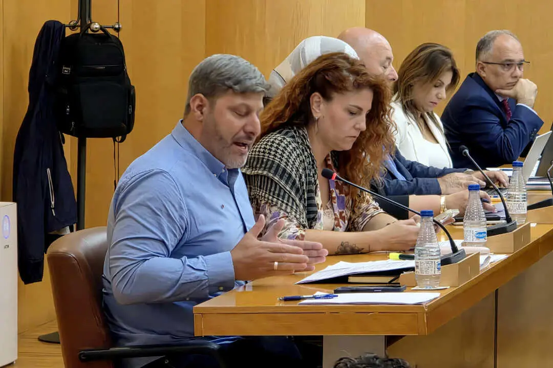  Ceuta Ya! durante su solicitud de dimisi&oacute;n de Javier Celaya / Laura Ortiz 