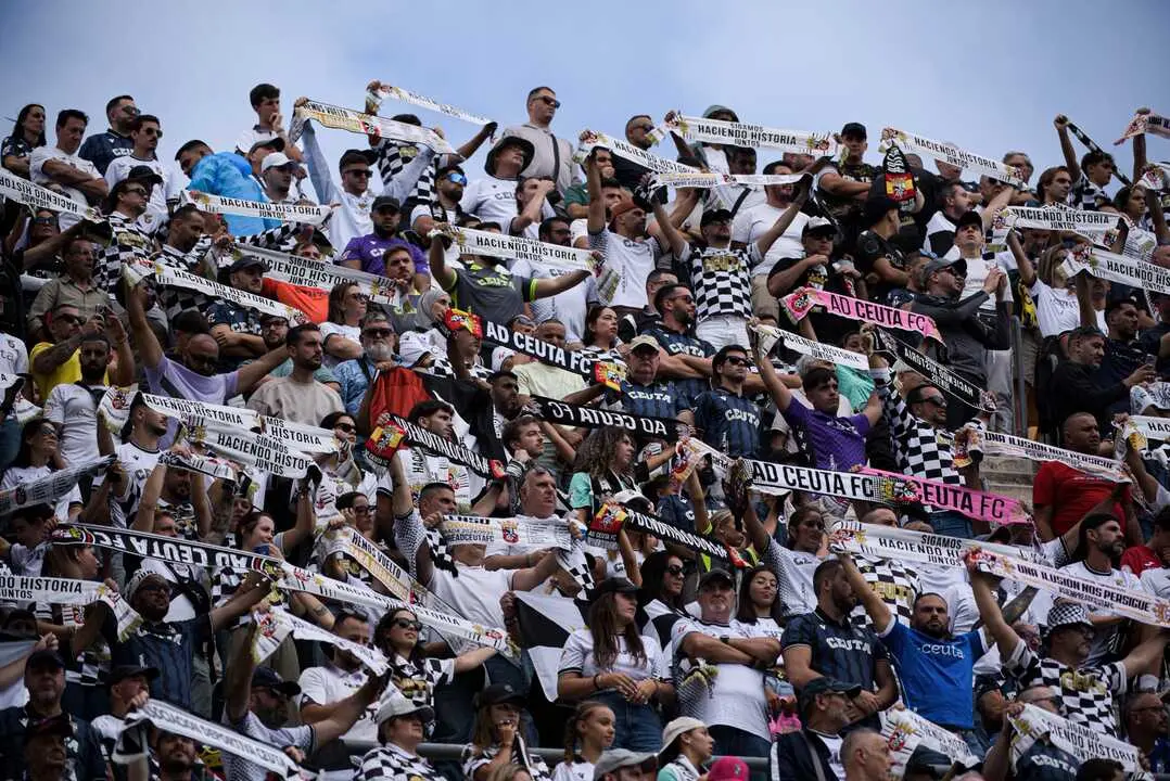 La afici&oacute;n del Ceuta se hizo notar en el Nuevo Mirandilla / AD Ceuta