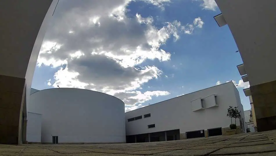  Al fondo el edificio a&uacute;n sin uso en la Manzana del Revell&iacute;n./archivo 