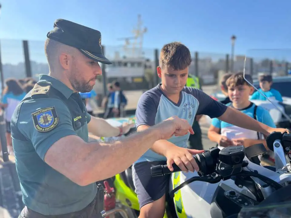 Exhibici&oacute;n de medios de la Guardia Civil en el Muelle Espa&ntilde;a./ J.A. Gonz&aacute;lez