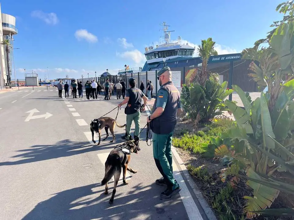 Exhibici&oacute;n de medios de la Guardia Civil en el Muelle Espa&ntilde;a./ J.A. Gonz&aacute;lez