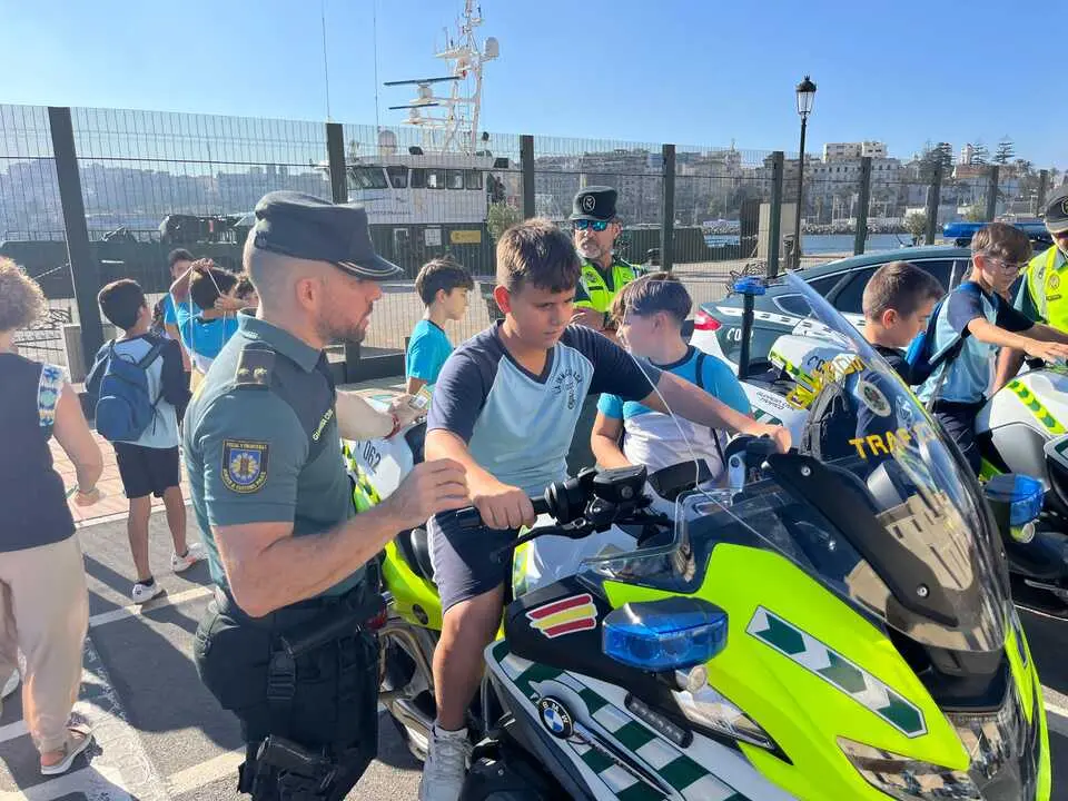 Exhibici&oacute;n de medios de la Guardia Civil en el Muelle Espa&ntilde;a./ J.A. Gonz&aacute;lez