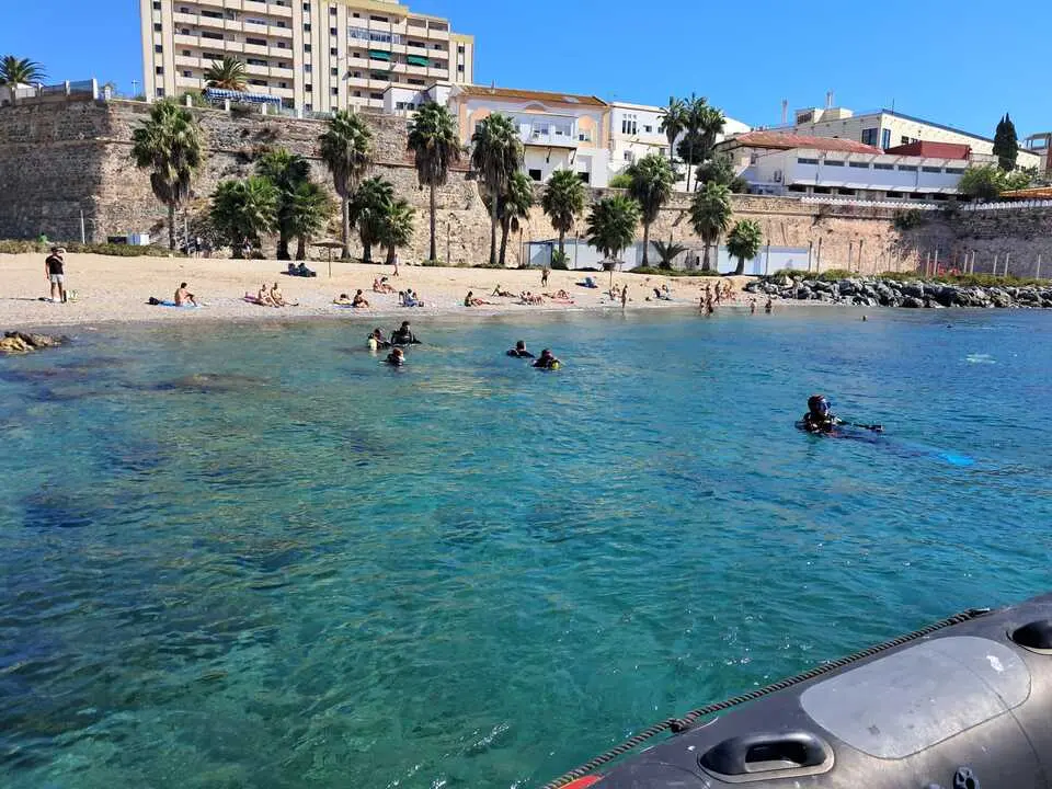 Guardia Civil y Ceuta Sin Pl&aacute;stico limpian juntos la playa de San Amaro