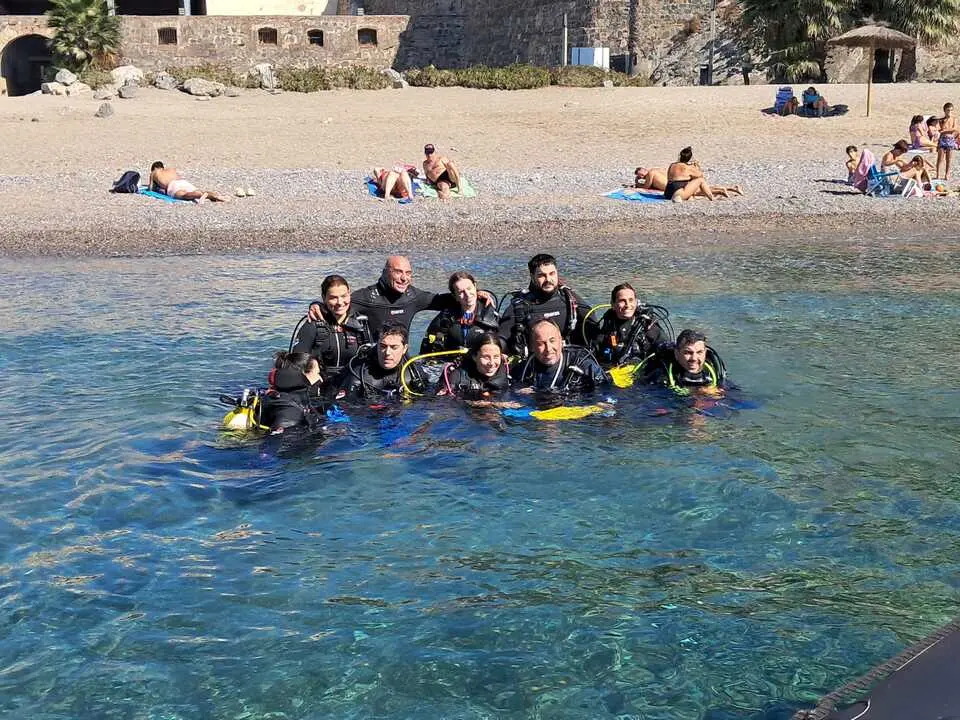 Guardia Civil y Ceuta Sin Pl&aacute;stico limpian juntos la playa de San Amaro