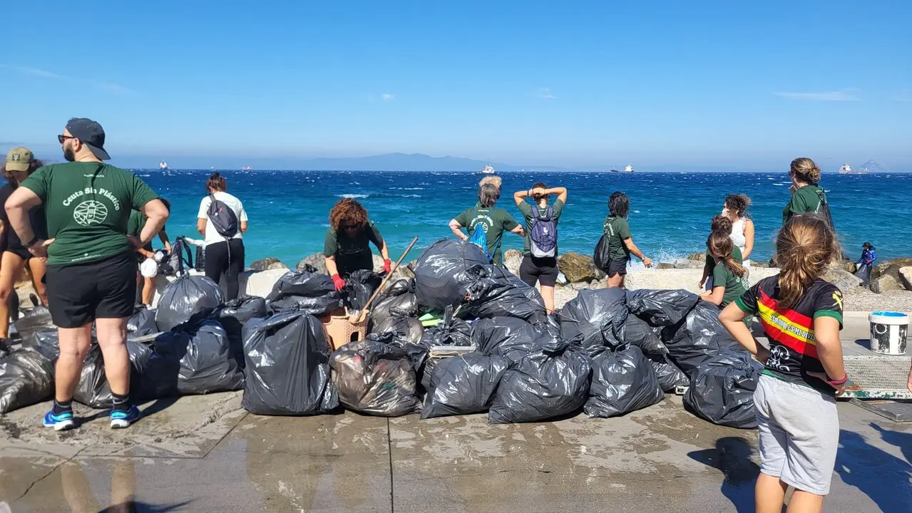 Guardia Civil y Ceuta Sin Pl&aacute;stico limpian juntos la playa de San Amaro