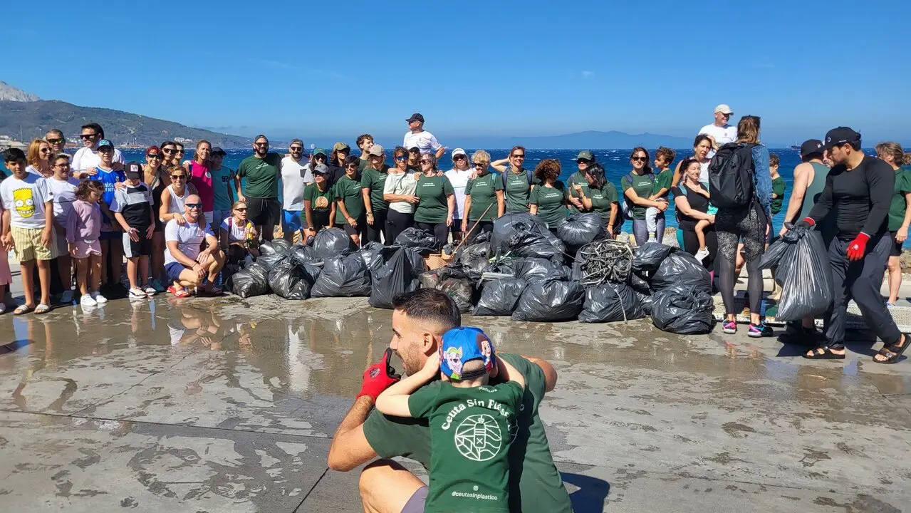 Guardia Civil y Ceuta Sin Pl&aacute;stico limpian juntos la playa de San Amaro