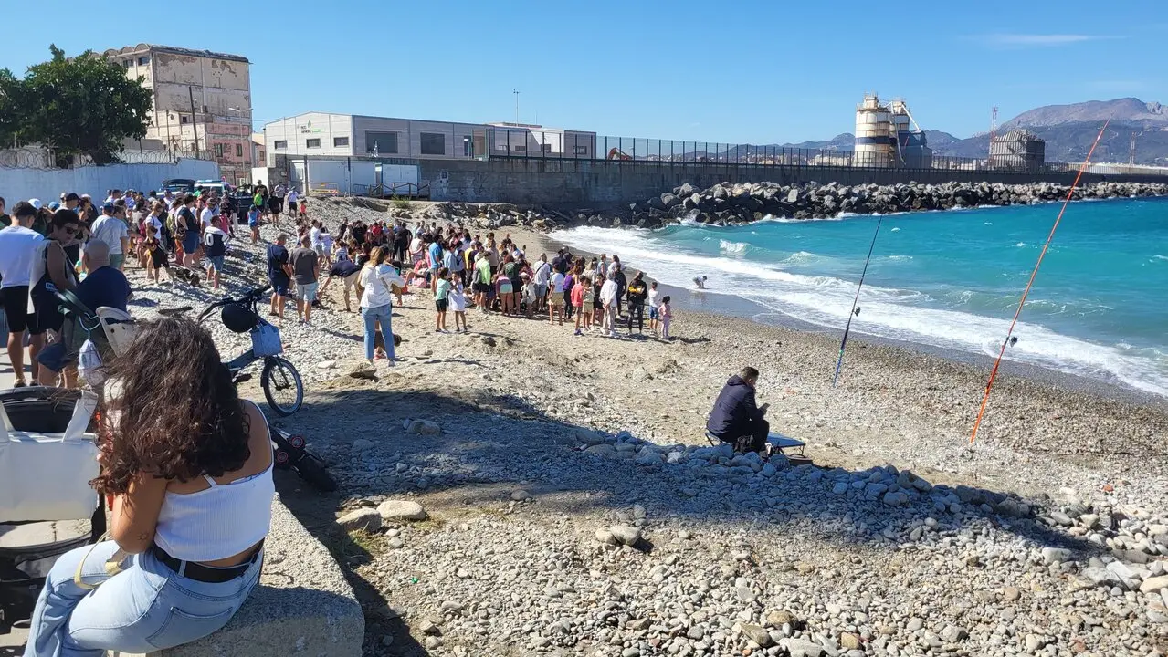 Guardia Civil y Ceuta Sin Pl&aacute;stico limpian juntos la playa de San Amaro
