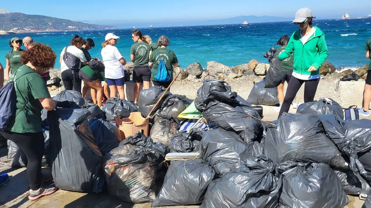 Guardia Civil y Ceuta Sin Pl&aacute;stico limpian juntos la playa de San Amaro