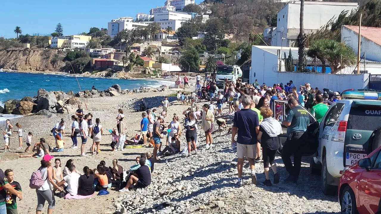 Guardia Civil y Ceuta Sin Pl&aacute;stico limpian juntos la playa de San Amaro
