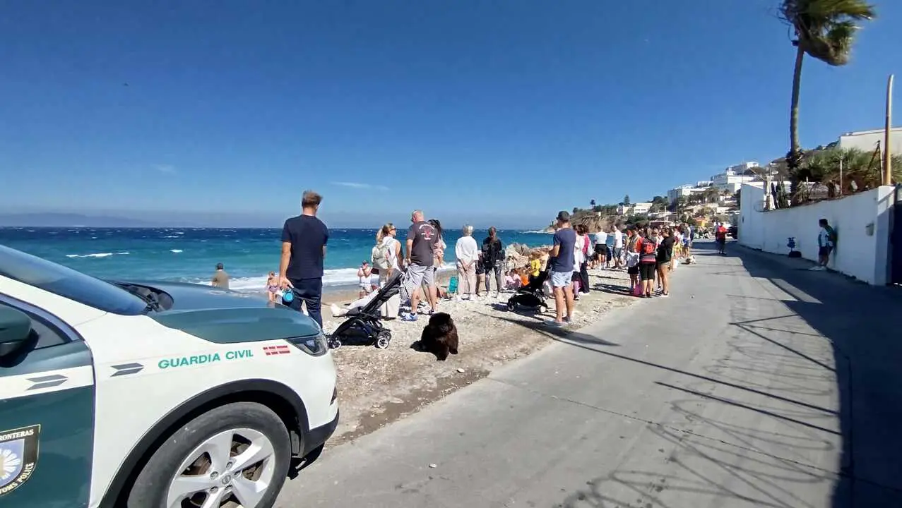 Guardia Civil y Ceuta Sin Pl&aacute;stico limpian juntos la playa de San Amaro