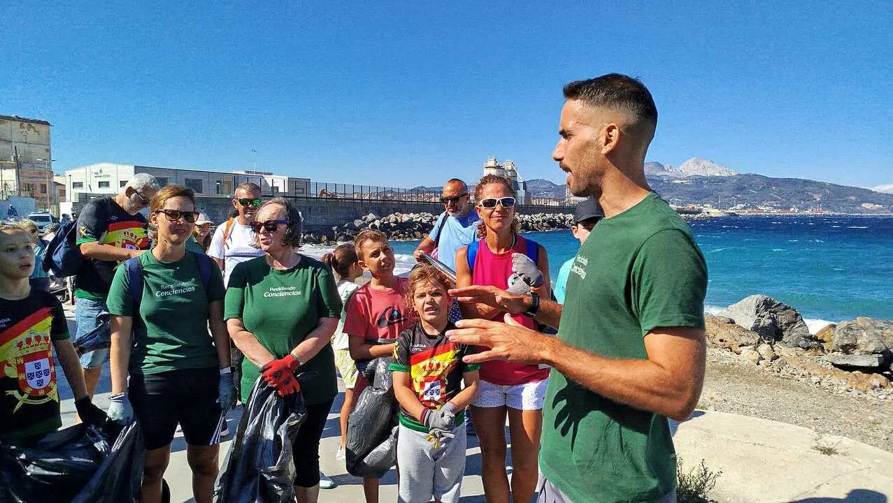 Guardia Civil y Ceuta Sin Pl&aacute;stico limpian juntos la playa de San Amaro