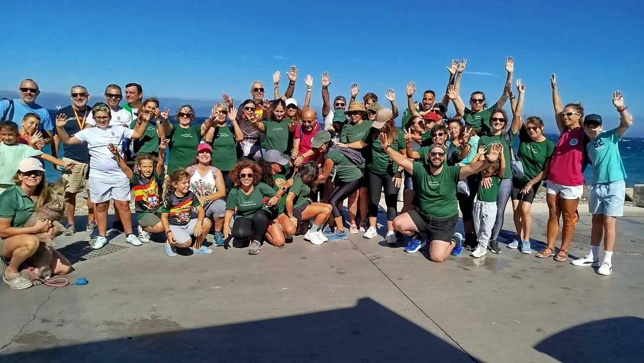 Guardia Civil y Ceuta Sin Pl&aacute;stico limpian juntos la playa de San Amaro
