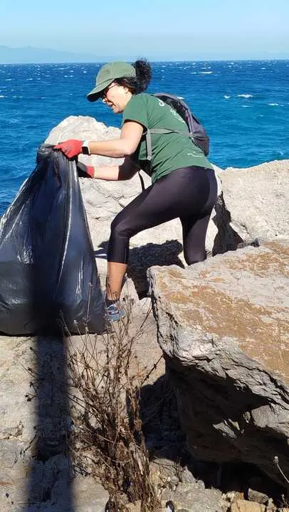 Guardia Civil y Ceuta Sin Pl&aacute;stico limpian juntos la playa de San Amaro