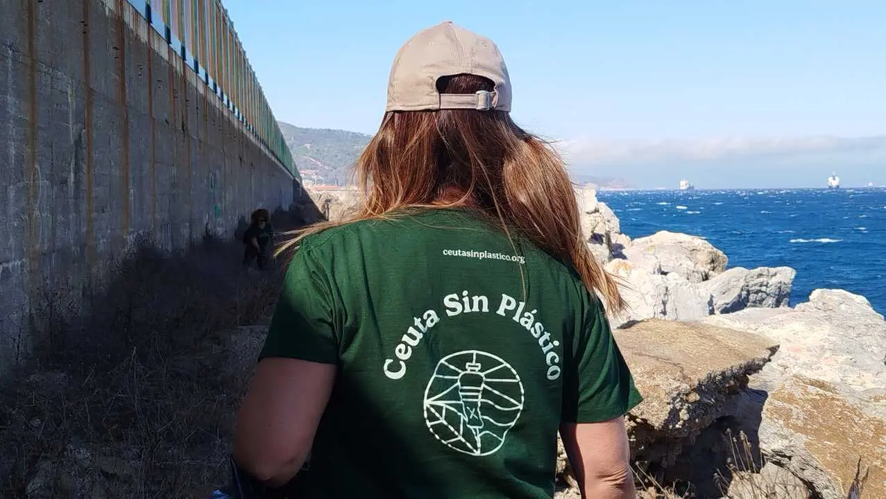 Guardia Civil y Ceuta Sin Pl&aacute;stico limpian juntos la playa de San Amaro