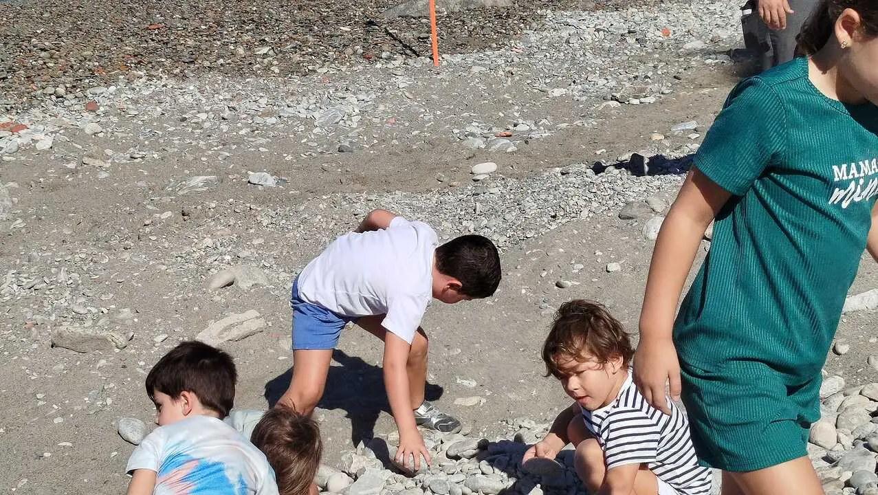 Guardia Civil y Ceuta Sin Pl&aacute;stico limpian juntos la playa de San Amaro