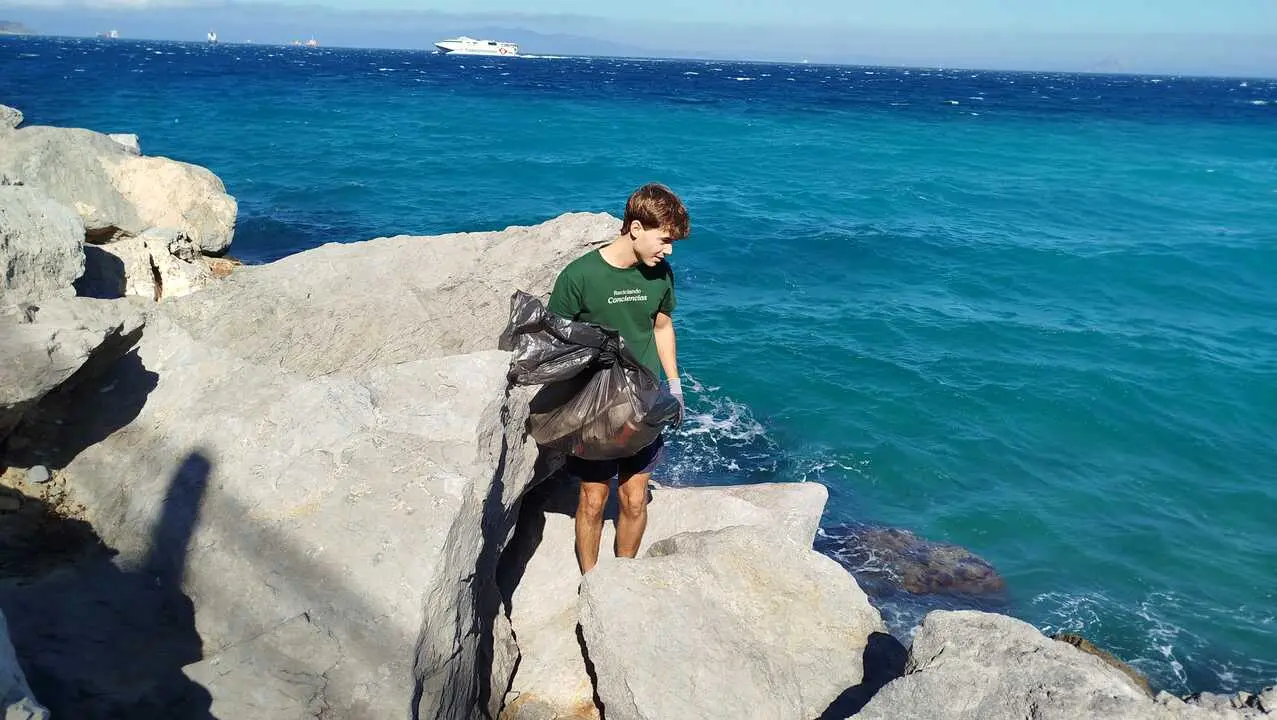 Guardia Civil y Ceuta Sin Pl&aacute;stico limpian juntos la playa de San Amaro
