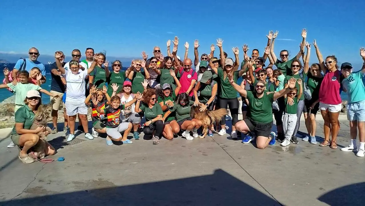 Guardia Civil y Ceuta Sin Pl&aacute;stico limpian juntos la playa de San Amaro