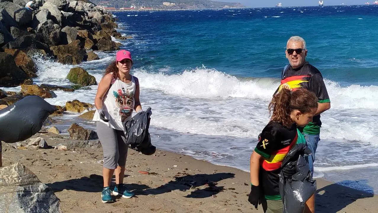 Guardia Civil y Ceuta Sin Pl&aacute;stico limpian juntos la playa de San Amaro