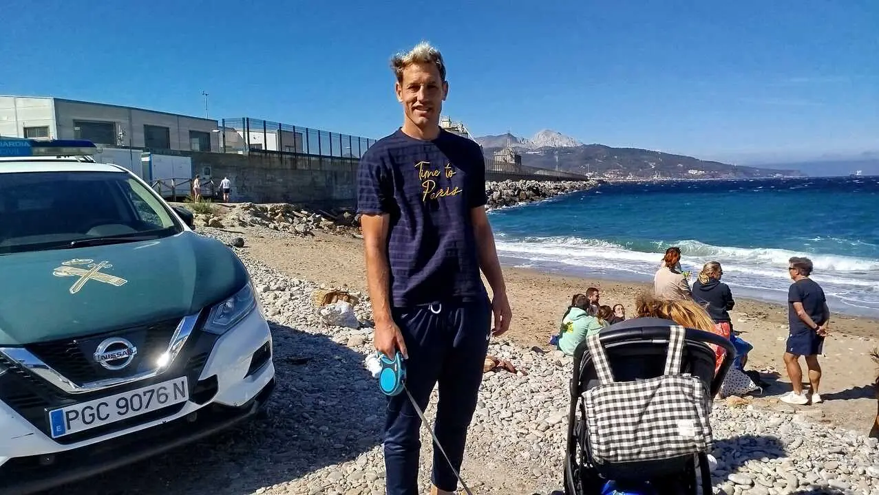 Guardia Civil y Ceuta Sin Pl&aacute;stico limpian juntos la playa de San Amaro