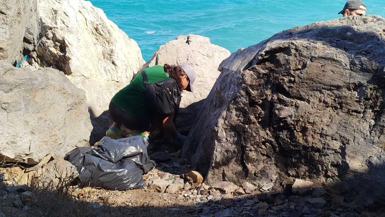Guardia Civil y Ceuta Sin Pl&aacute;stico limpian juntos la playa de San Amaro