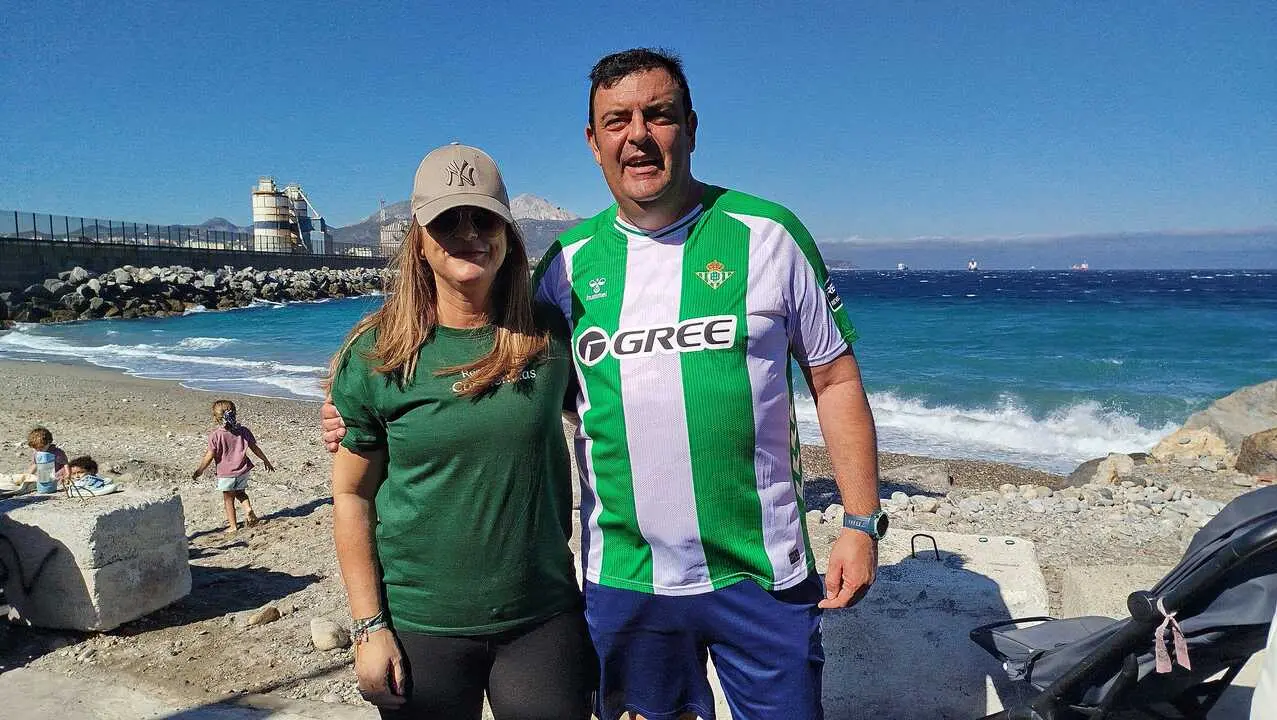 Guardia Civil y Ceuta Sin Pl&aacute;stico limpian juntos la playa de San Amaro