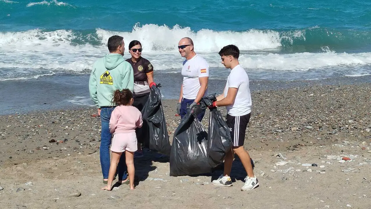 Guardia Civil y Ceuta Sin Pl&aacute;stico limpian juntos la playa de San Amaro