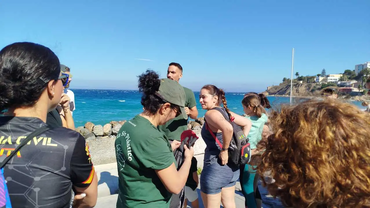 Guardia Civil y Ceuta Sin Pl&aacute;stico limpian juntos la playa de San Amaro