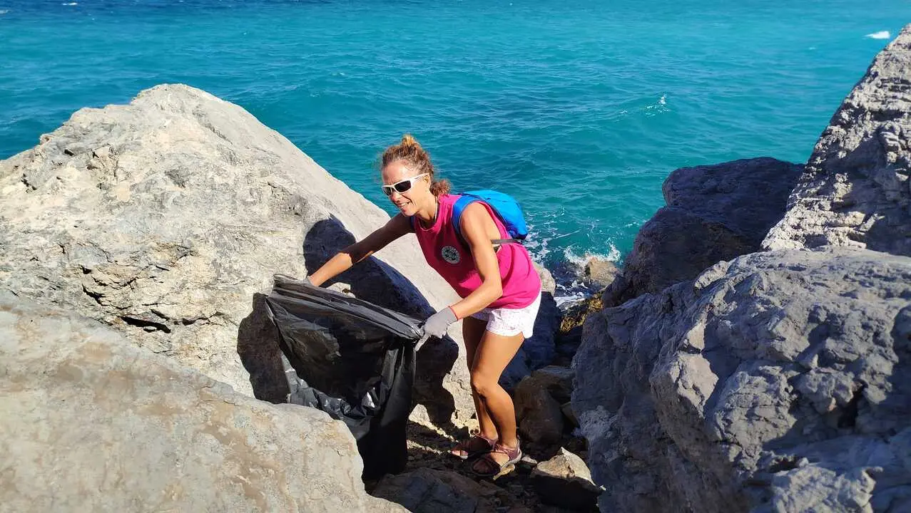 Guardia Civil y Ceuta Sin Pl&aacute;stico limpian juntos la playa de San Amaro