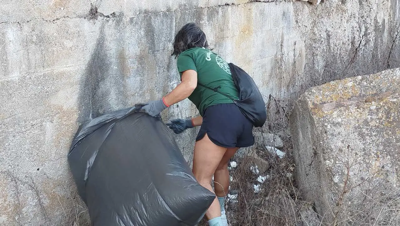 Guardia Civil y Ceuta Sin Pl&aacute;stico limpian juntos la playa de San Amaro