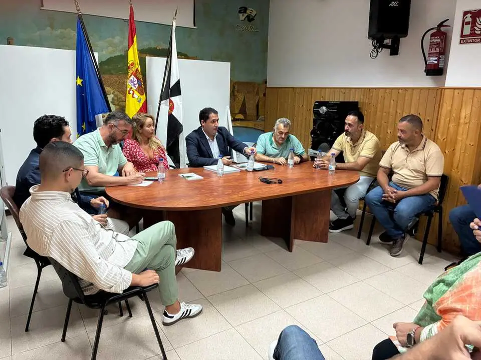 Ram&iacute;rez se re&uacute;ne con los representantes de las barriadas