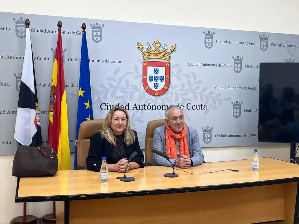 Yolanda Aparicio junto a Pepe &Aacute;lvarez durante la comparecencia./ J.A. Gonz&aacute;lez