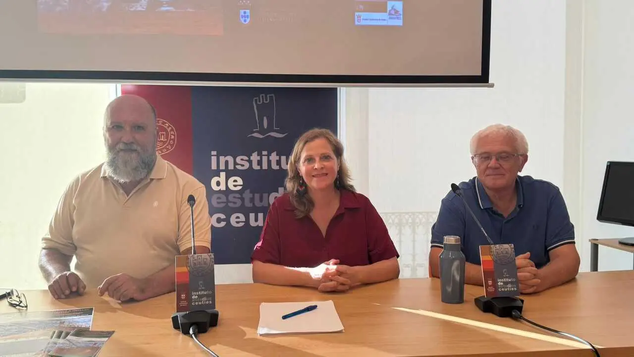 De izq a dcha: Fernando Villada, Guadalupe Romero y Jos&eacute; Antonio Alarc&oacute;n, presentaci&oacute;n XXVIII Jornadas de Historia de Ceuta / E. Arteaga