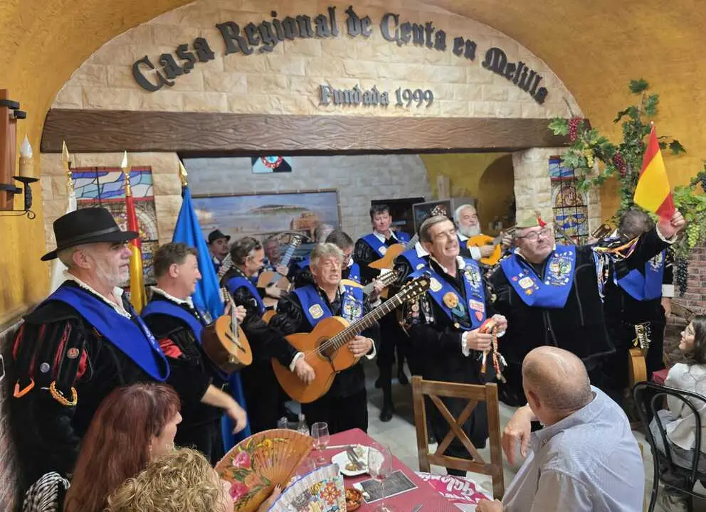 La Cuarentuna caballa celebra el D&iacute;a de la Hispanidad en la Casa Regional de Ceuta en Melilla / Casa de Ceuta en Melilla