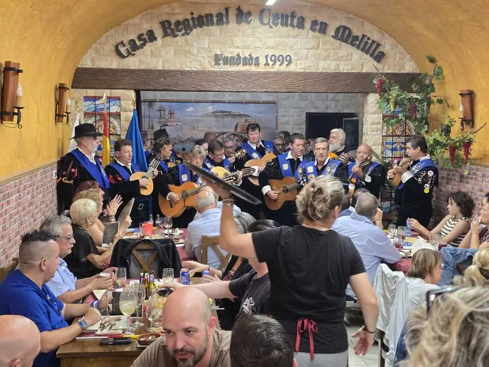 La Cuarentuna caballa celebra el D&iacute;a de la Hispanidad en la Casa Regional de Ceuta en Melilla / Casa de Ceuta en Melilla