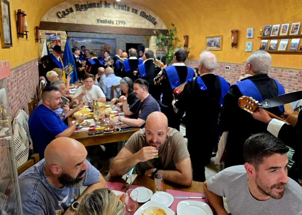 La Cuarentuna caballa celebra el D&iacute;a de la Hispanidad en la Casa Regional de Ceuta en Melilla / Casa de Ceuta en Melilla