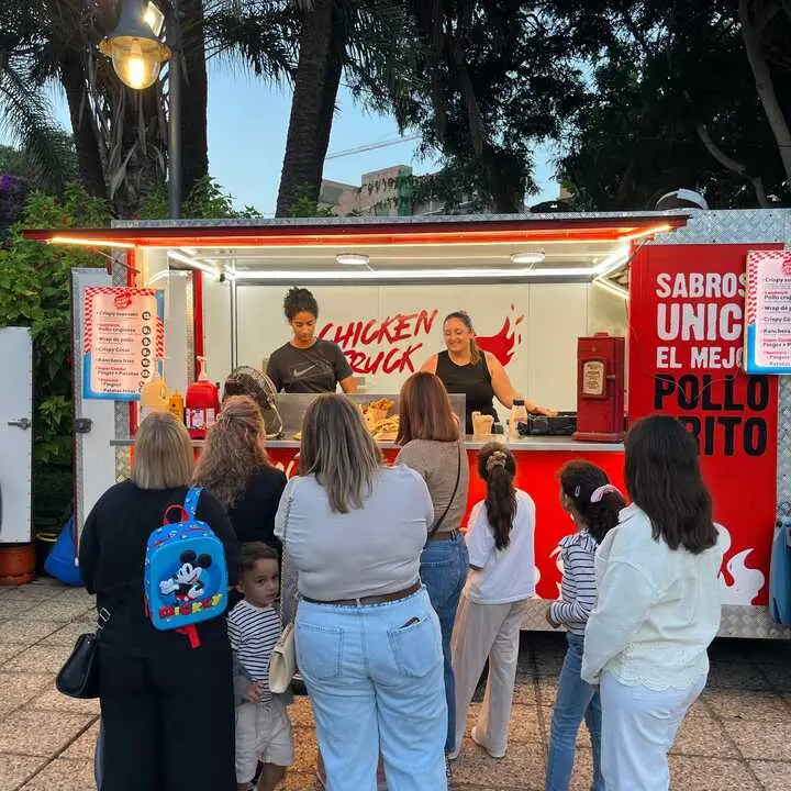 Food Truck 'Sabores del mundo'./ J.A. Gonz&aacute;lez